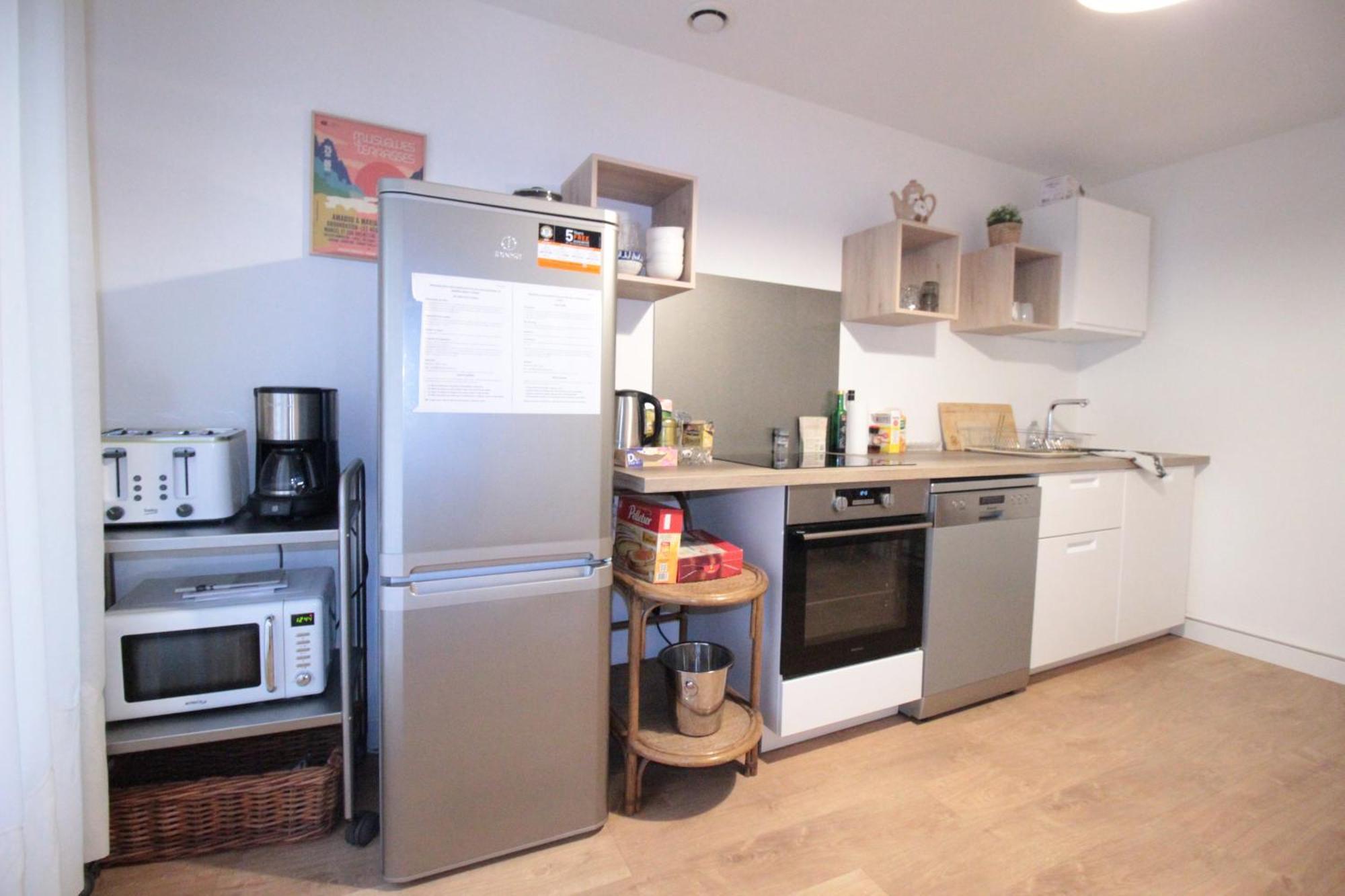 Logement Neuf "Meuse" - Hyper Centre - Parking Proche - Proche Gare - 4 Chambres - Terrasse Couverte - Wifi ! Gere Par Prestazen'Services Verdun-sur-Meuse Bagian luar foto