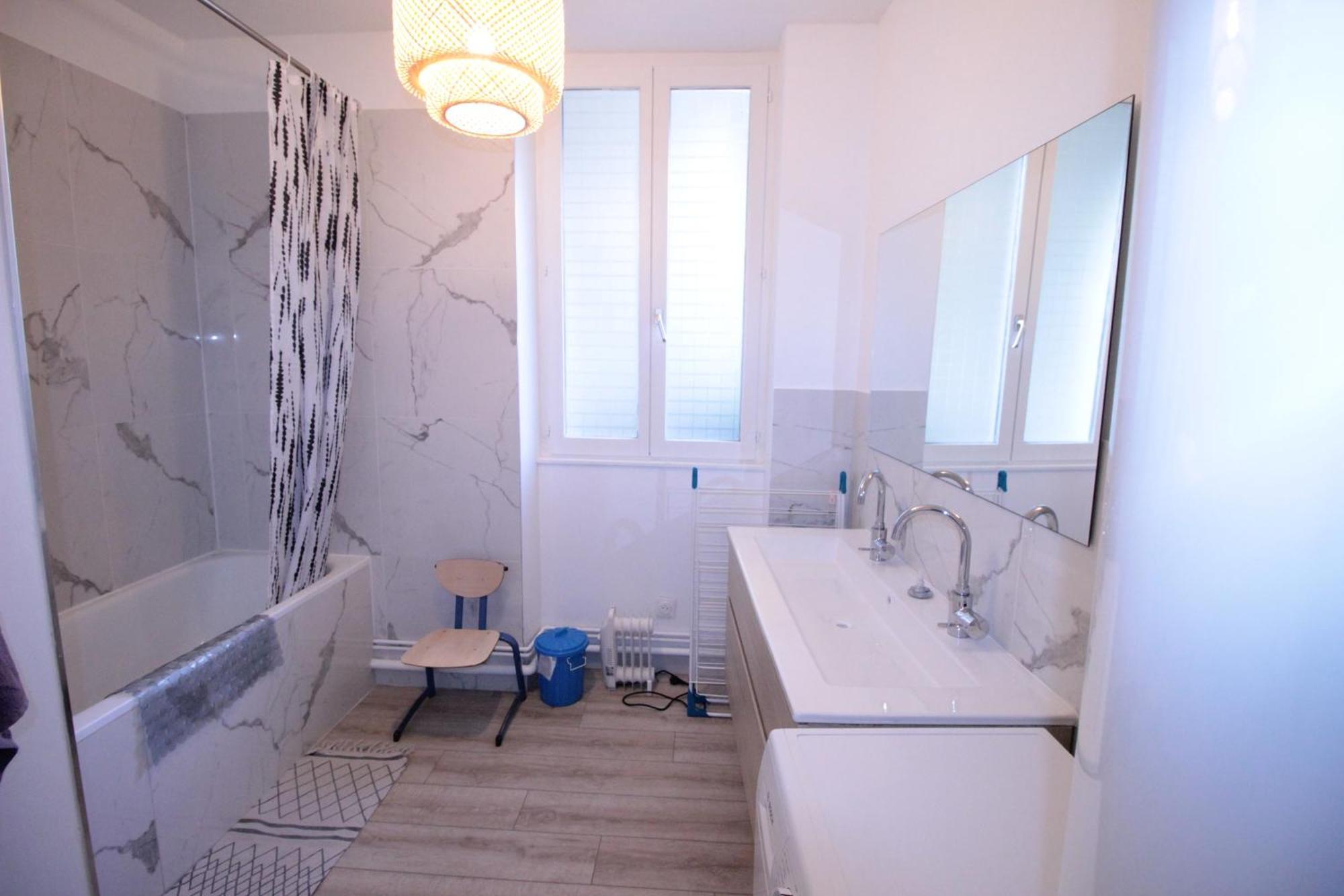 Logement Neuf "Meuse" - Hyper Centre - Parking Proche - Proche Gare - 4 Chambres - Terrasse Couverte - Wifi ! Gere Par Prestazen'Services Verdun-sur-Meuse Bagian luar foto